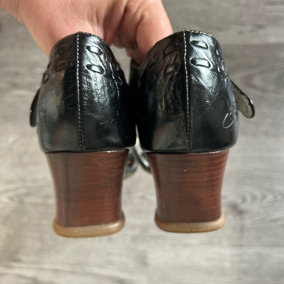 John Fluevog Operetta Renata Black Leather Sandals | 7 - Picture 6 of 9